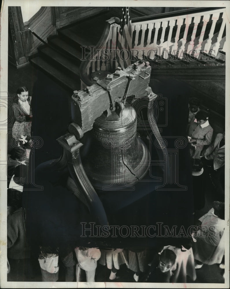 1961 Press Photo The Liberty Bell in Independence Hall, Philadelphia- Historic Images