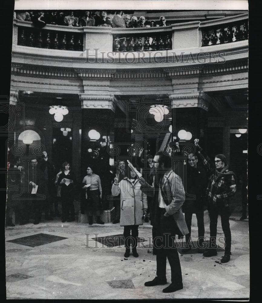 1969 Press Photo Thomas Spellman reads a statement for the Madison Resistance- Historic Images