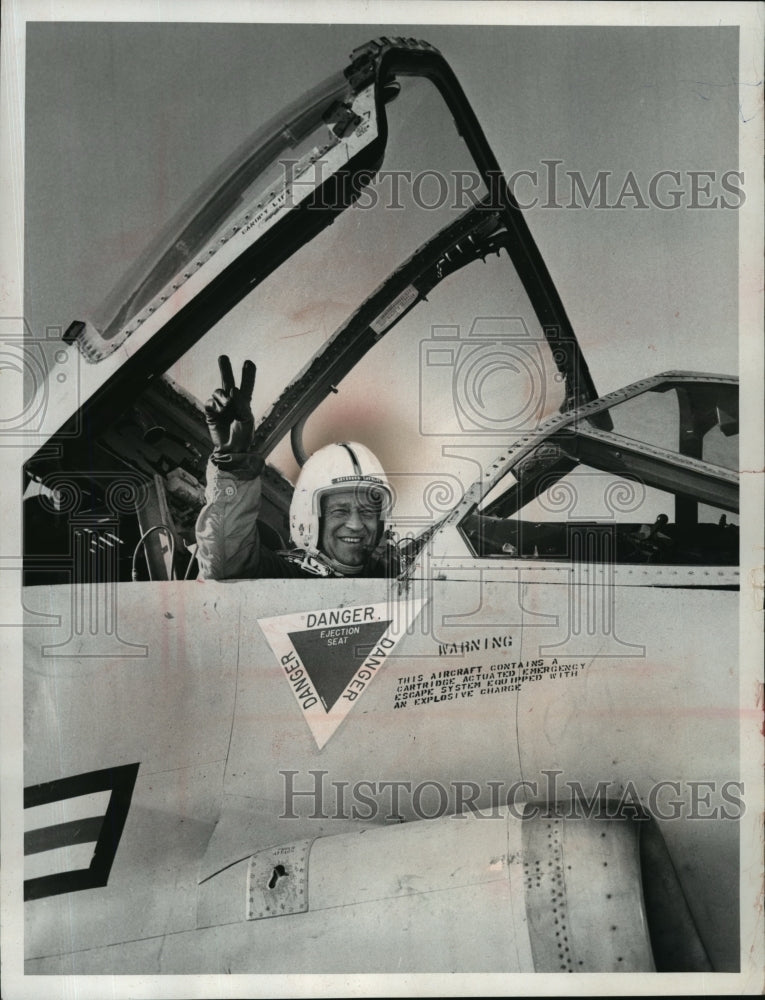 1966 Press Photo Governor Knowles of Wisconsin in the cockpit of TF-102 jet