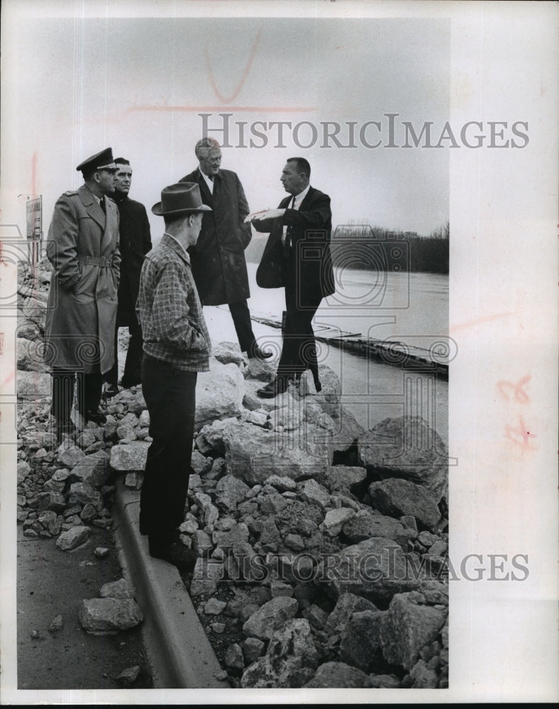 1967 Press Photo Governor Knowles of Wisconsin examines the Mississippi river- Historic Images