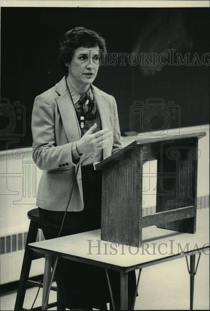 1984 Press Photo Mary S. Knudten, dean of University of Wisconsin-Waukesha- Historic Images