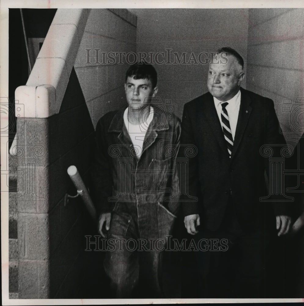 1964 Press Photo Defendant Gerald Krueger, Jefferson County Sheriff Roger Reinel- Historic Images