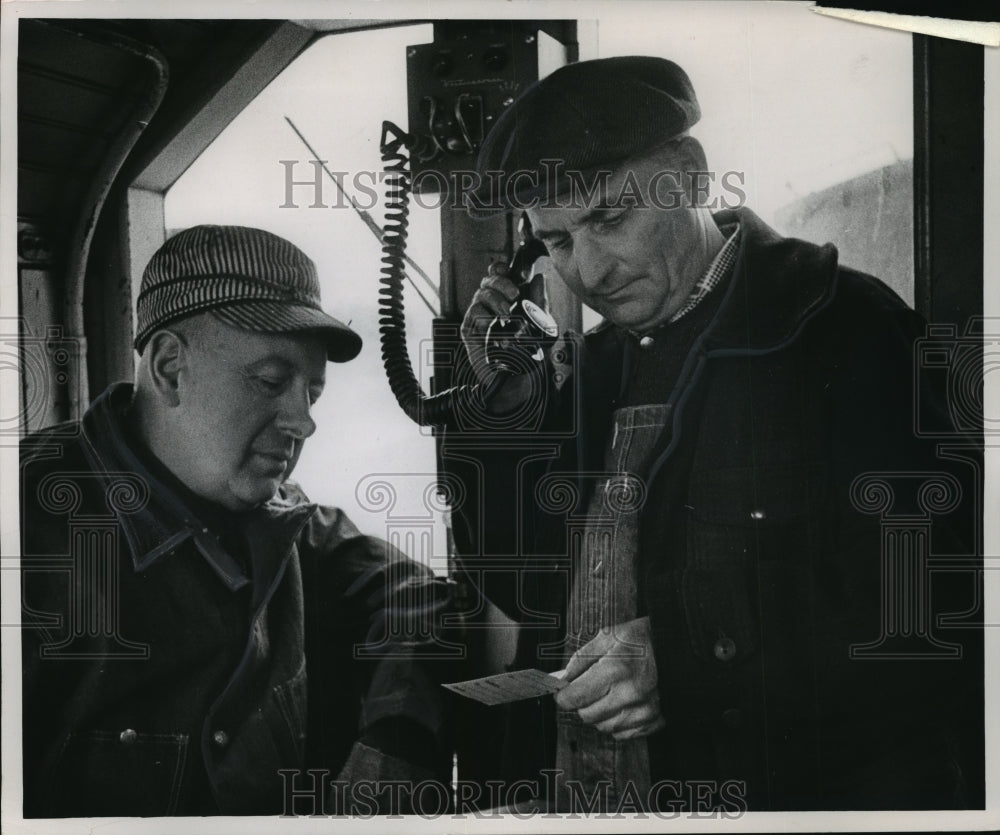 1954 Press Photo Joseph Gorman, William Bergersen receive train radio message- Historic Images