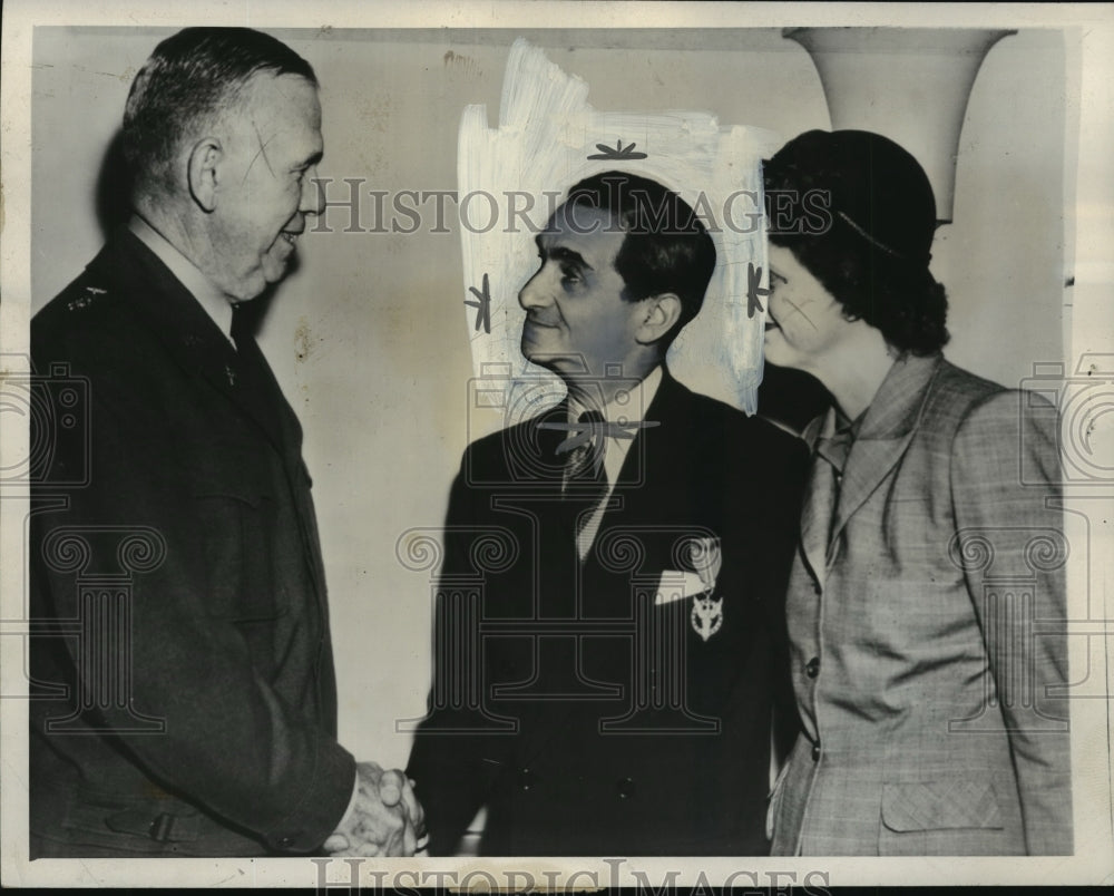 1943 Press Photo General George C. Marshall With Mr. And Mrs. Irving Berlin- Historic Images