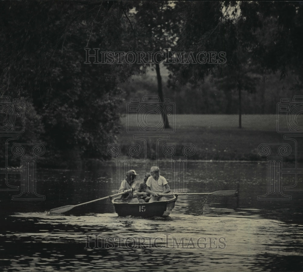 1982 Press Photo Wilson Park Youngsters spend afternoon rowing on a small pond- Historic Images