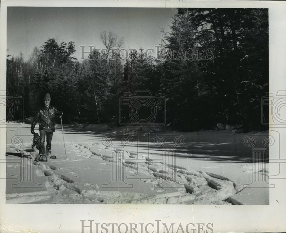 1973 Press Photo Hiker Wearing Snowshoes Near Christmas Tree Lake Oneida County- Historic Images