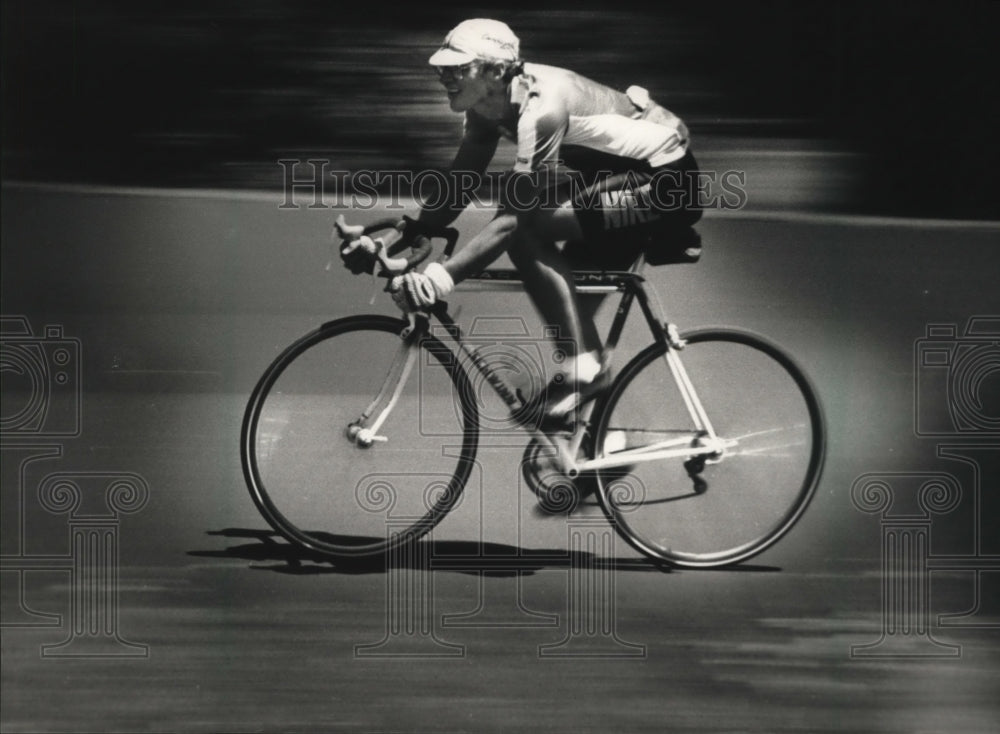 1988 Press Photo Peter Kosche Practicing Cycling At Brown Deer Velodrome- Historic Images