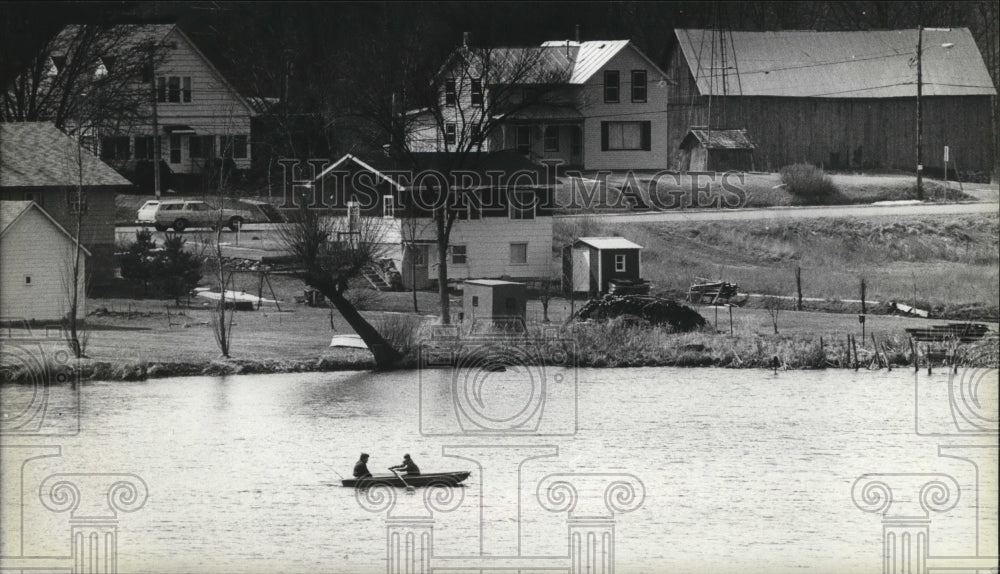 1983 Press Photo Rowboat On White River At Neshkoro - mja36301