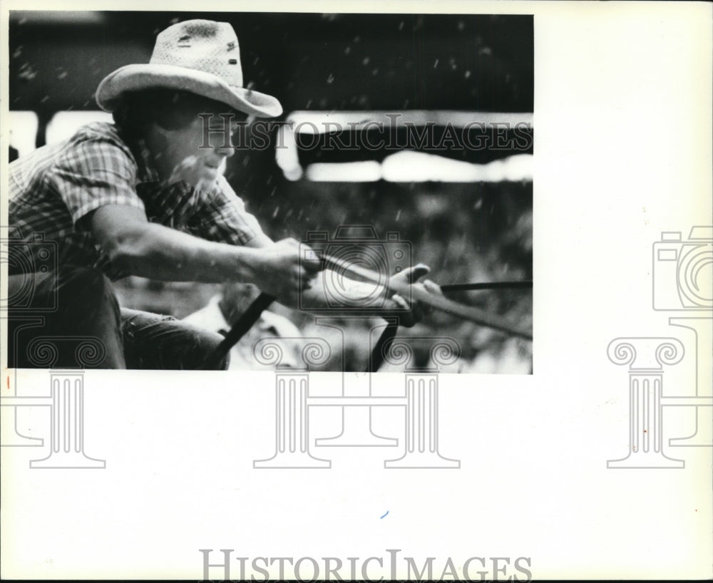 1991 Press Photo Straining horses kicked dirt in Chuck Land&#39;s face Thursday.- Historic Images