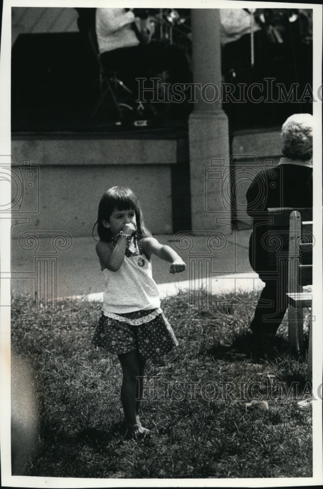 1990 Press Photo Renee Tomas, 3 enjoys Jazz Band at Wisconsin State Fair- Historic Images