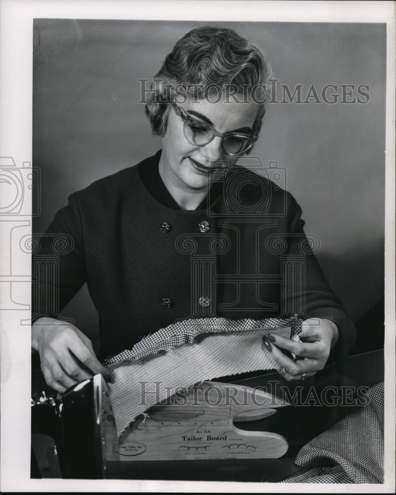 1963 Press Photo Mrs. Roger Kroenke Invents Sewing Device- Historic Images