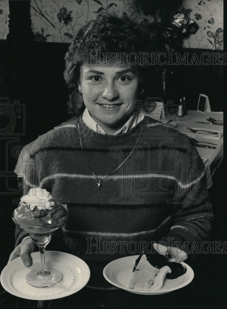 1984 Press Photo Jaye Kortes Offers Dessert at Milwaukee Restaurant the Clock- Historic Images