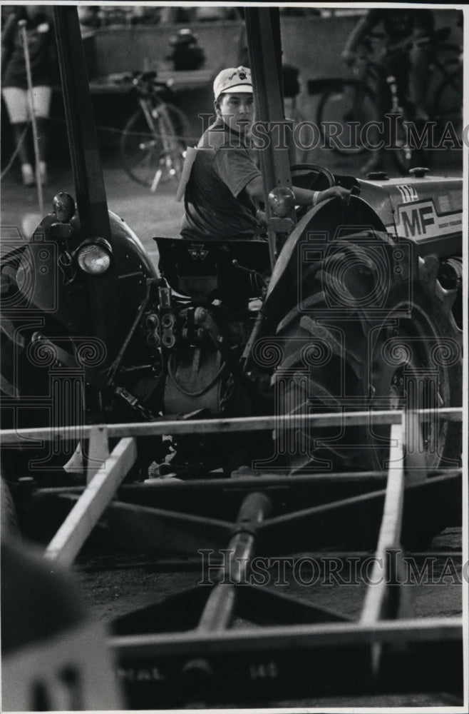 1989 Press Photo Glenn Burgy Participates in a Tractor Maneuvering Event - Historic Images