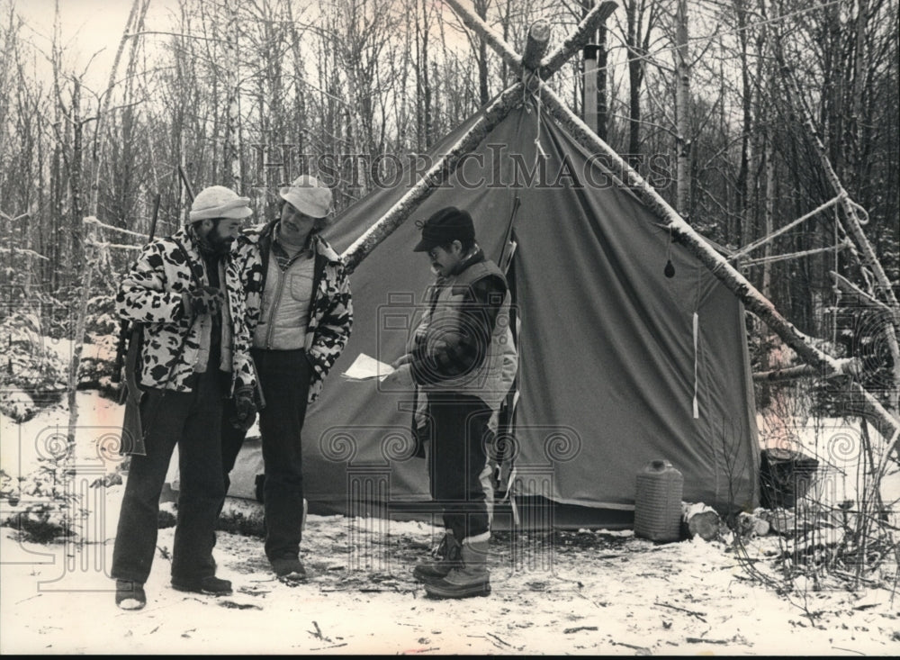 1988 Press Photo Hunters Camping In The Chequamegon National Forest - mja37332- Historic Images