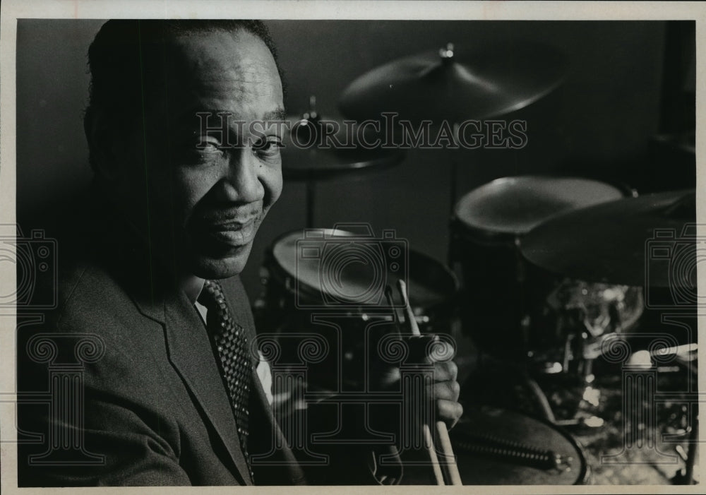 1973 Press Photo Evans (Kroup) Woods with his instruments.- Historic Images