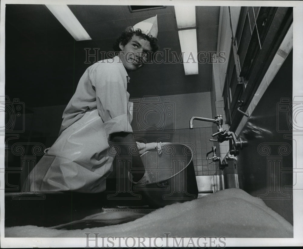 1975 Press Photo Opera singerJohn Kuether works in St. Mary&#39;s Hospital kitchen- Historic Images