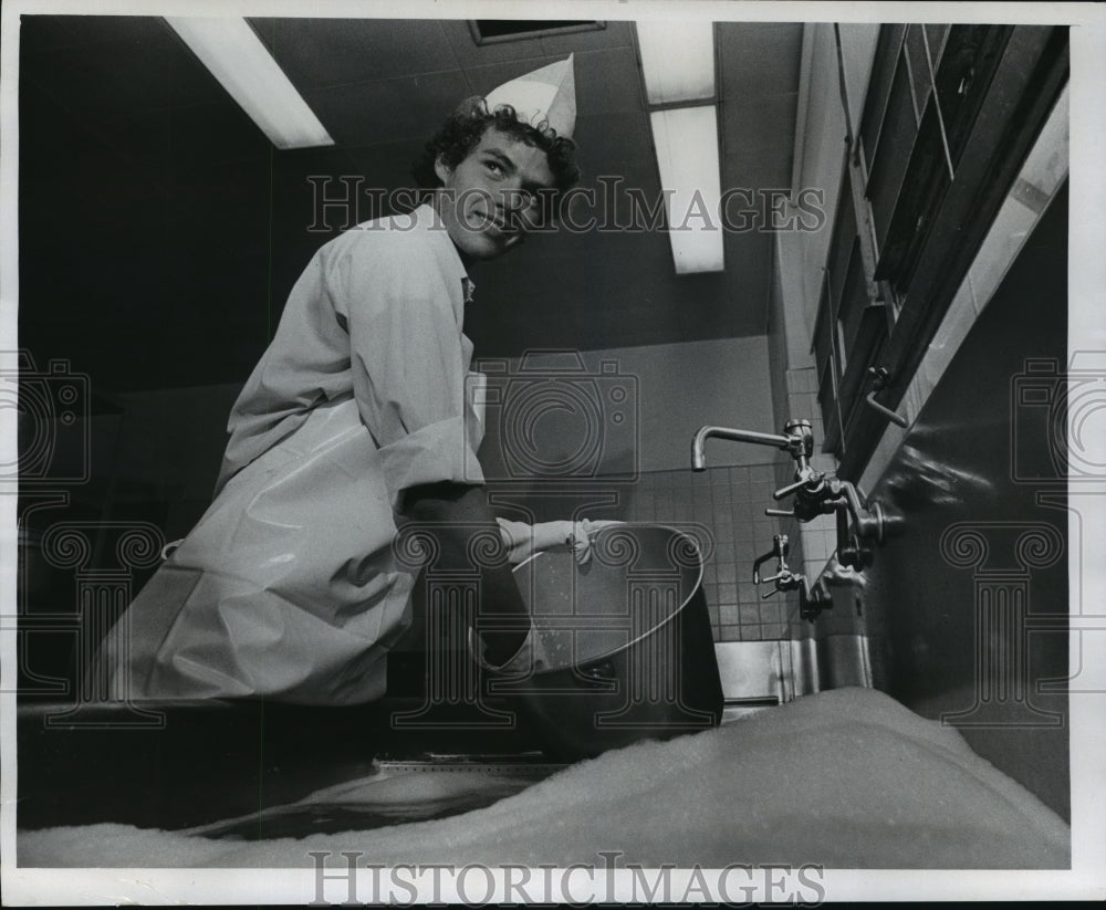 1975 Press Photo Opera singerJohn Kuether works in St. Mary's Hospital kitchen- Historic Images