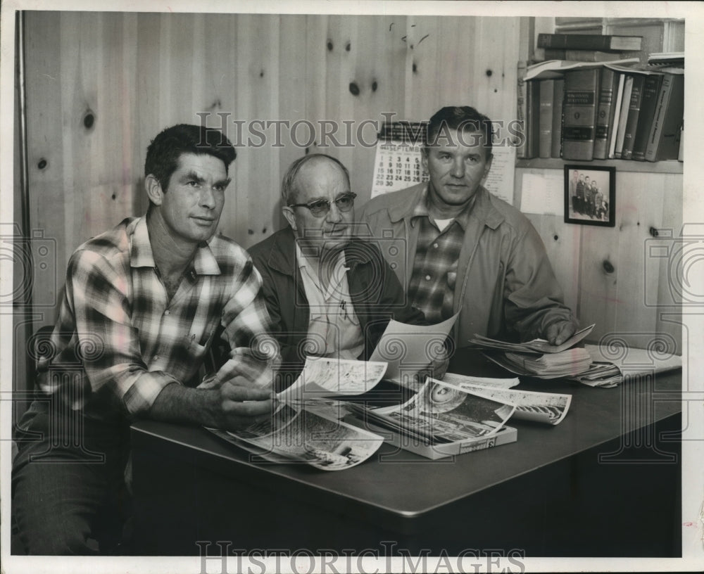 1963 Press Photo Men Start Court Action Against Elected Officials In Townsend- Historic Images