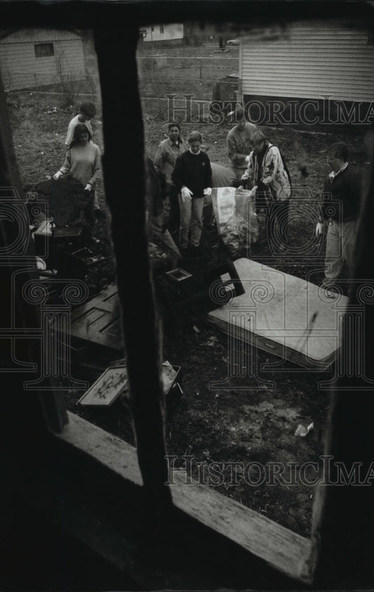1994 Press Photo German And American Students Clean Up A Home Together- Historic Images