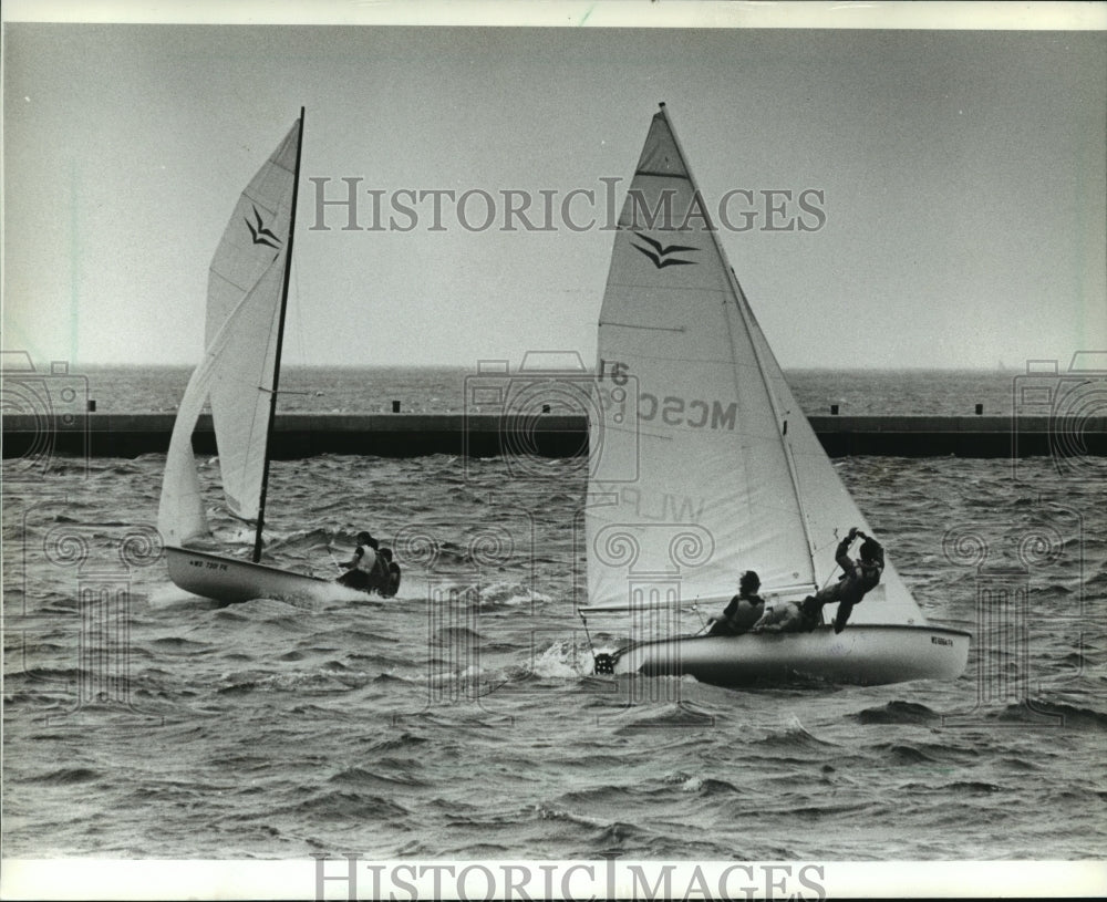 1982 Press Photo Sailors lean to keep boat upright at Lakefront Sailing Festival- Historic Images