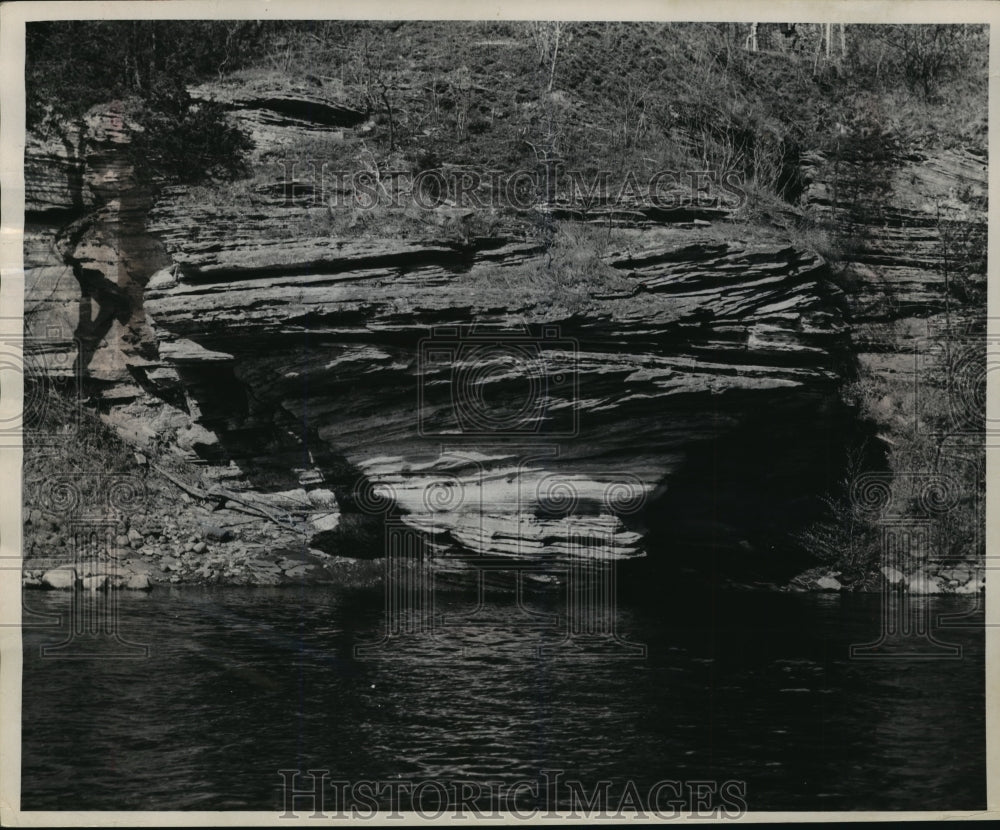 1963 Press Photo Sailboat Hull Rock Formation at the Wisconsin Dells - mja38963