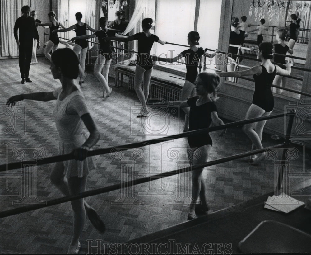 1973 Press Photo Ballet Students In A Lesson At Wisconsin College Conservatory- Historic Images