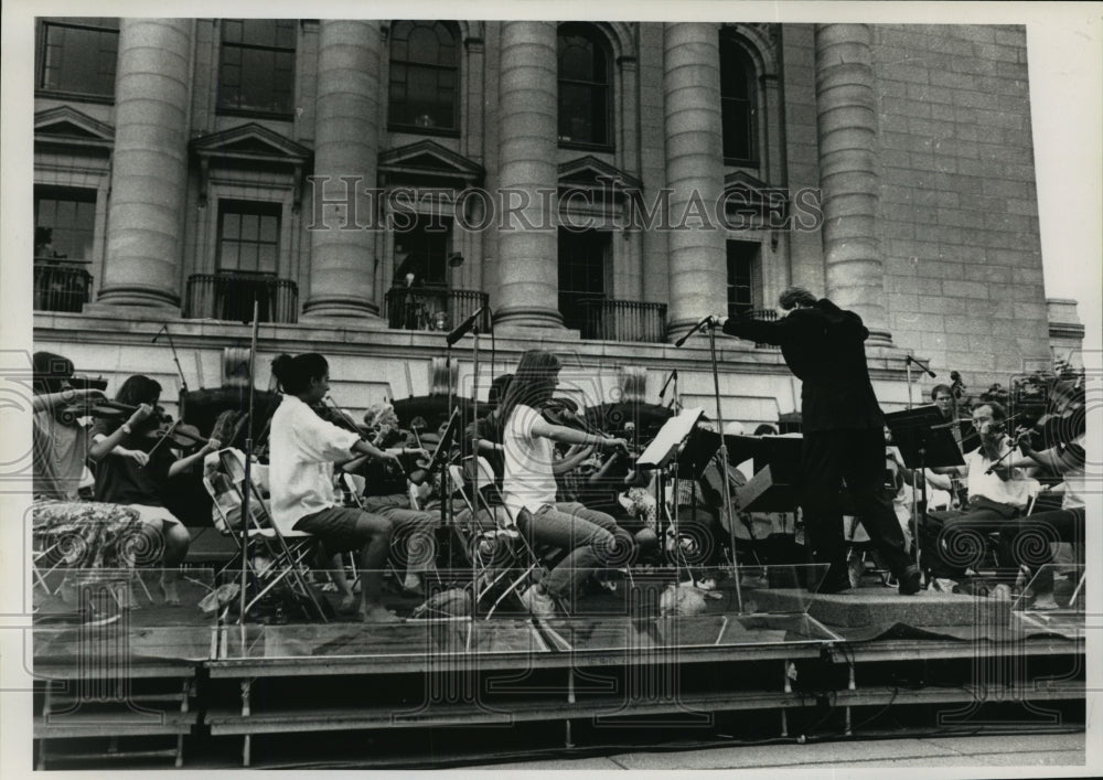 1991 Press Photo David Crosby Conducting the Wisconsin Chamber Orchestra- Historic Images