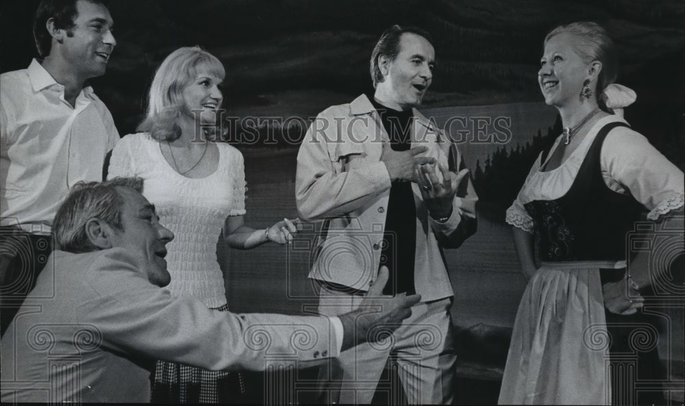 1971 Press Photo Director Alexander Pichler Rehearsing His Singers- Historic Images