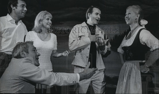 1971 Press Photo Director Alexander Pichler Rehearsing His Singers- Historic Images
