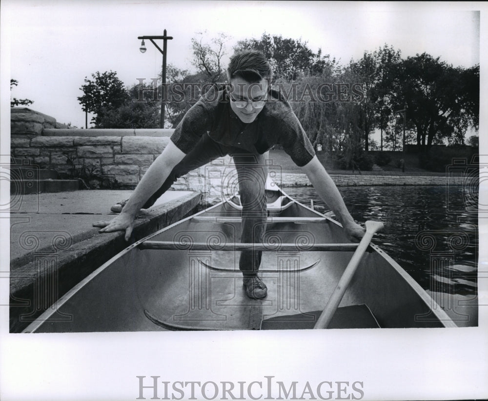 1965 Press Photo Jerry Zemke Demonstrates Safe Stepping in Canoe- Historic Images