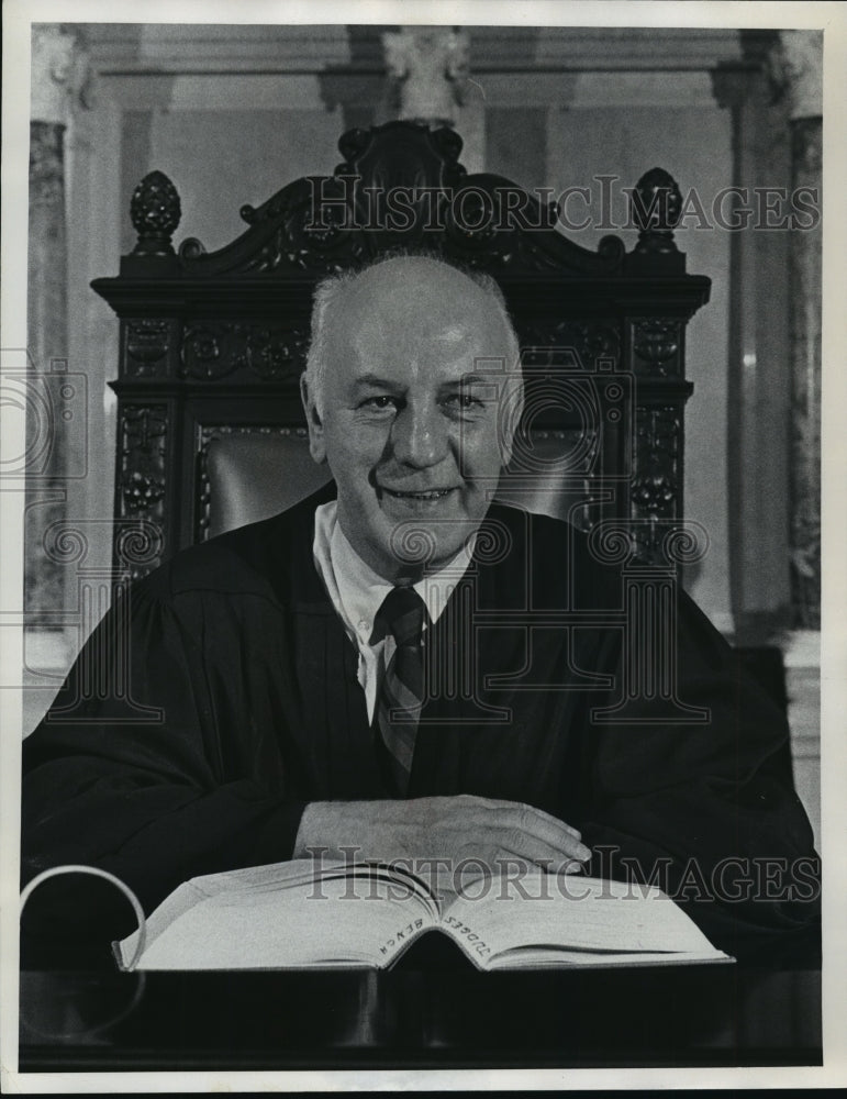 Load image into Gallery viewer, 1973 Press Photo Justice Bruce Beilfuss - mja39656
