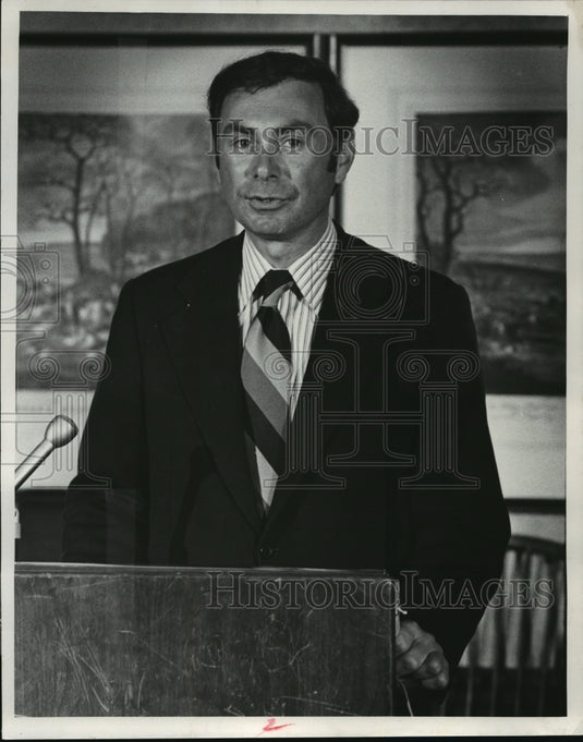 1972 Press Photo John Koss President of Koss Corp. Delivering A Speech- Historic Images