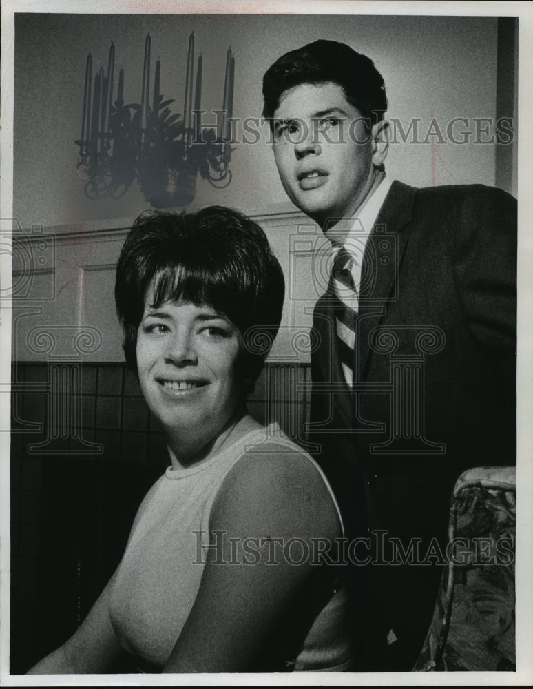 1968 Press Photo Mary Alice Jones and Harold louis Kuhn will be married.