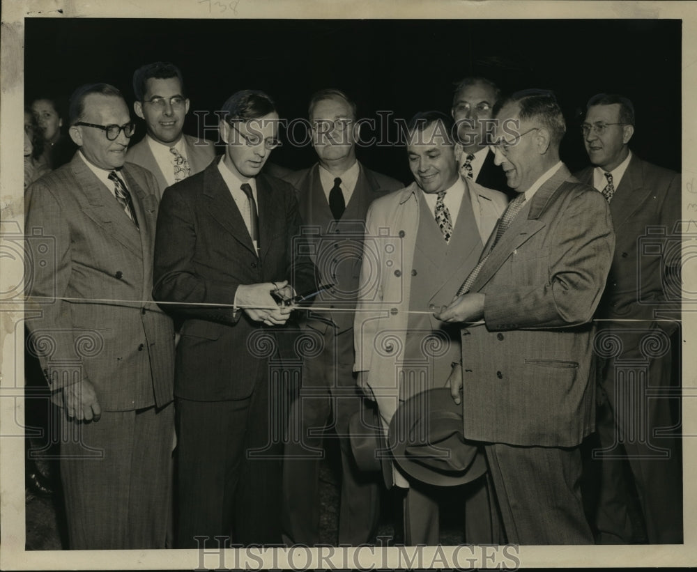 1948 Press Photo Zeidler, Mayor, Cuts The Ribbon Opening the Parade of Homes