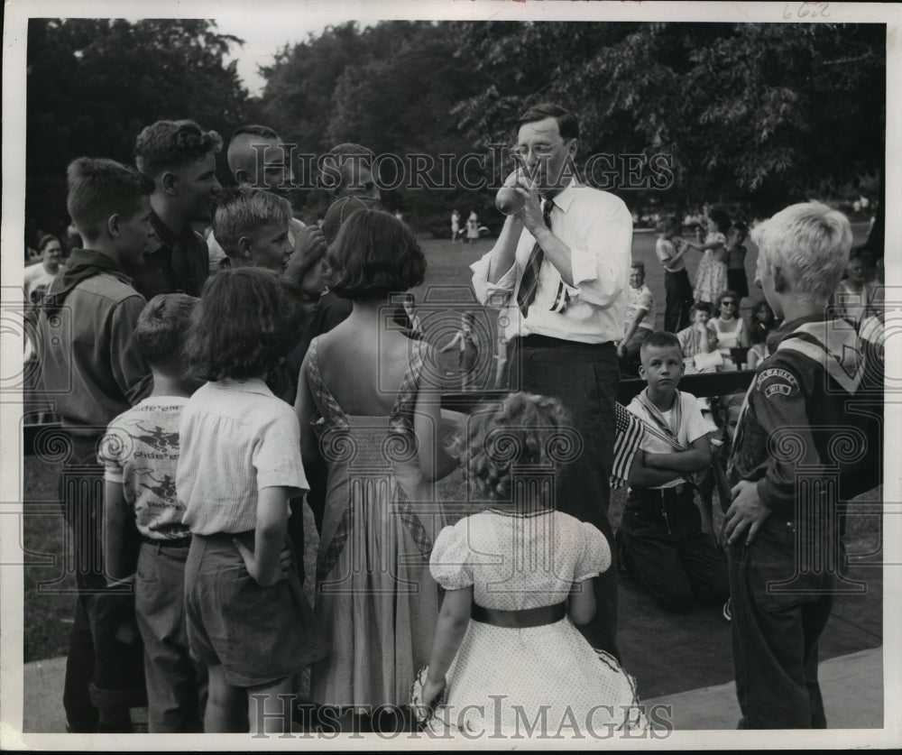 1949 Press Photo Mayor Zeidler Blew up at Least 30 Balloons at Estabrook Part