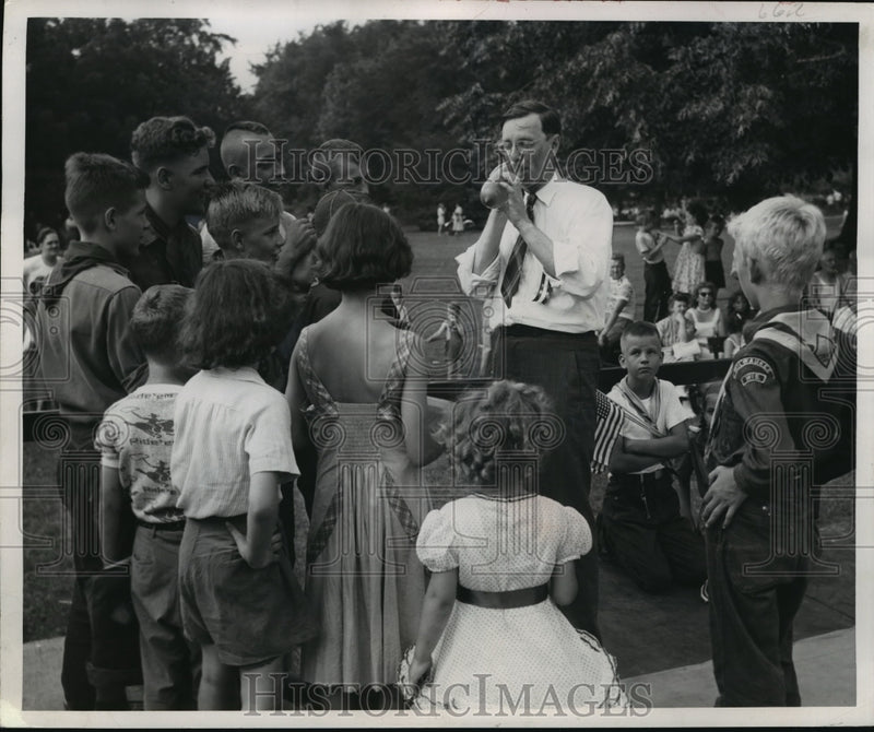 Load image into Gallery viewer, 1949 Press Photo Mayor Zeidler Blew up at Least 30 Balloons at Estabrook Part
