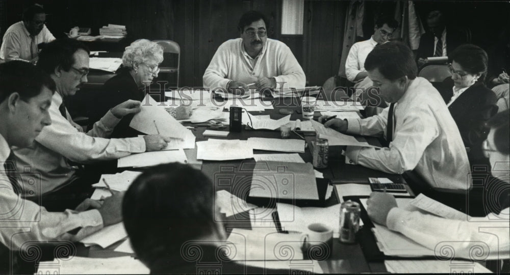 1991 Press Photo Larry Labensky, of River Hills Village Board, argues at meeting- Historic Images