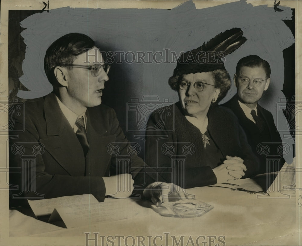 1949 Press Photo Frank Zeidler Mayor Discusses Proper Nutrition at Pfister Hotel- Historic Images