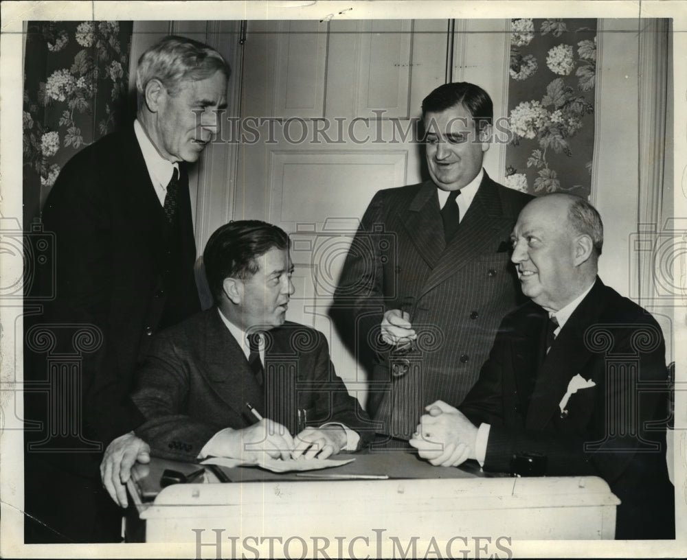 1944 Press Photo Milwaukee State Political Leaders Gather- Historic Images