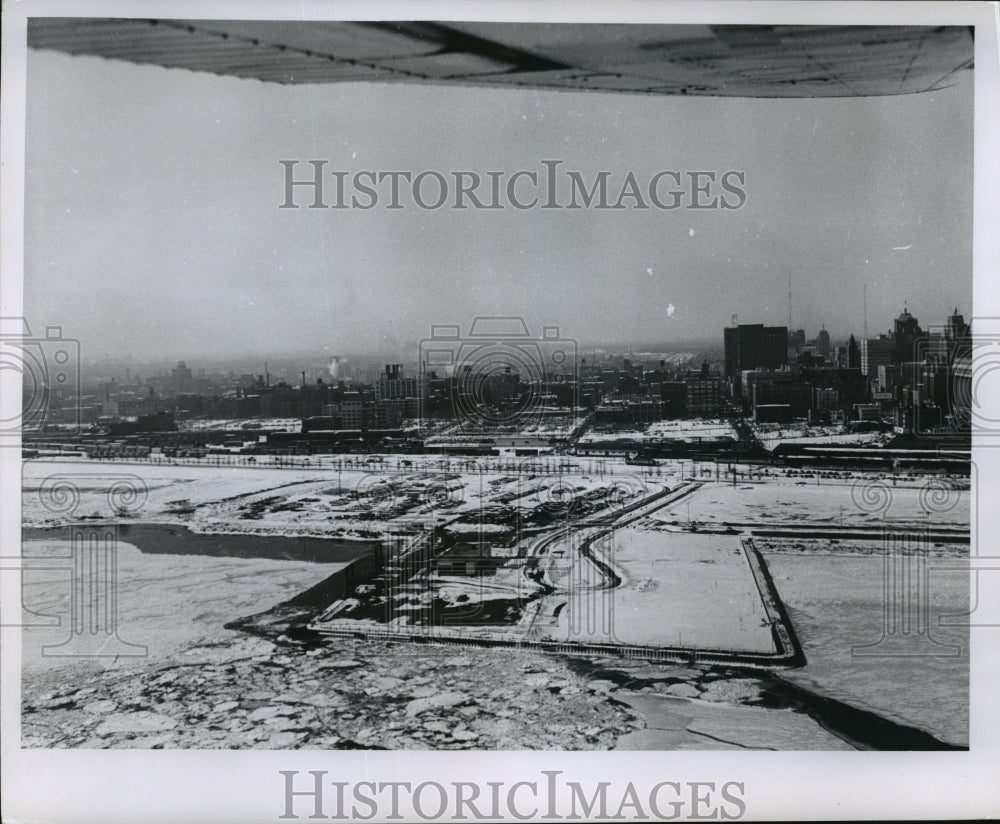 1962 Press Photo Snow-Capped Buildings Along Lakefront- Historic Images