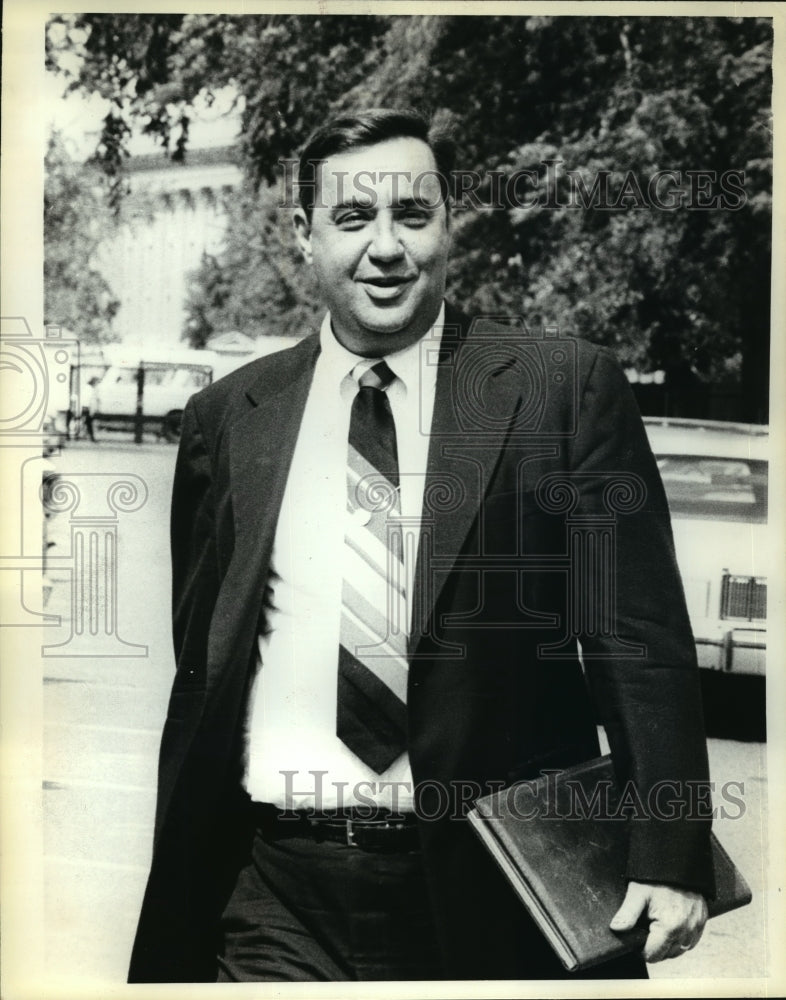 1977 Press Photo Bert Lance walks back to the Executive Office Building.- Historic Images