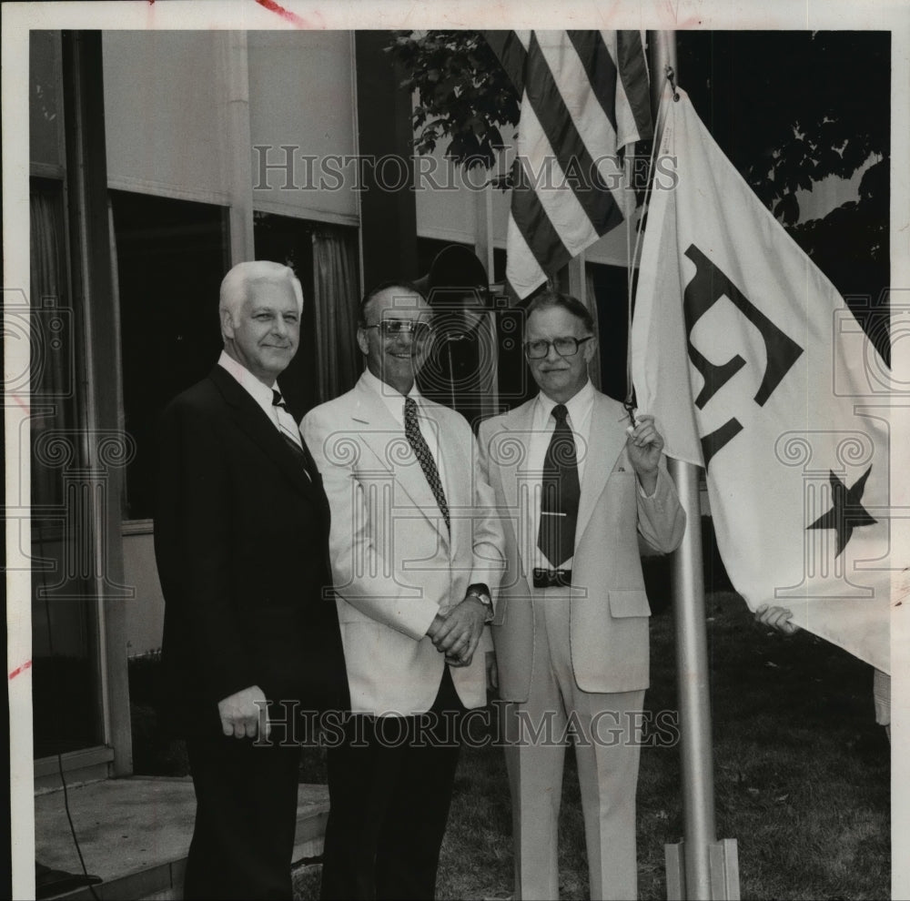  Press Photo John P. Landis Gen. Plant Manager of Eaton Corp. Dynamatic Plant.- Historic Images