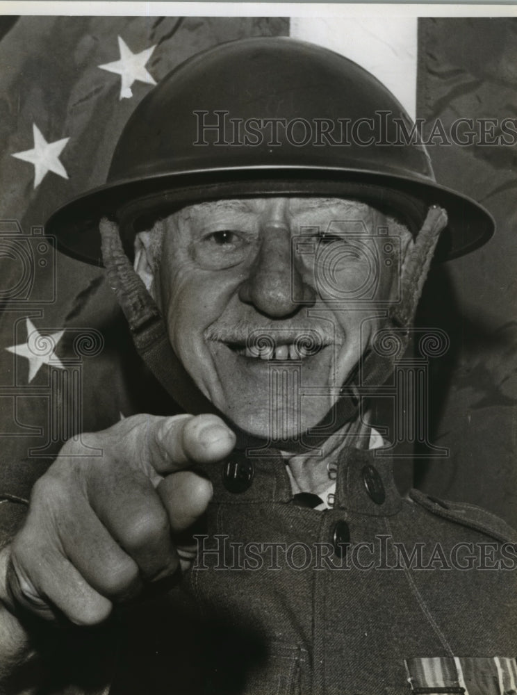 1988 Press Photo Oral LaCombe, Person of The Year, by Upper Peninsula Commission- Historic Images