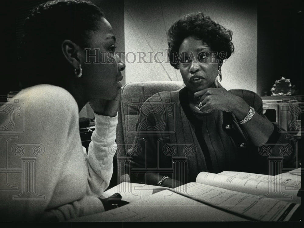 1990 Press Photo Claudetta Wright Tutors Natasha Holley- Historic Images