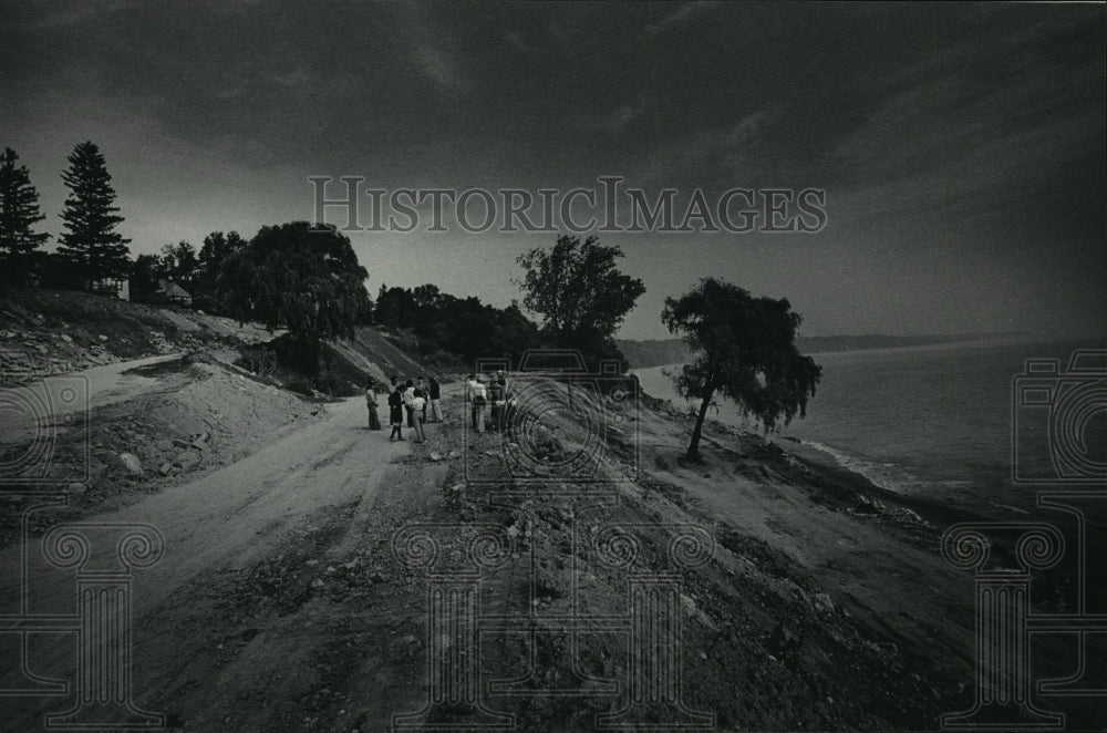 1984 Press Photo Officials and residents walk on temporary roads used for trash
