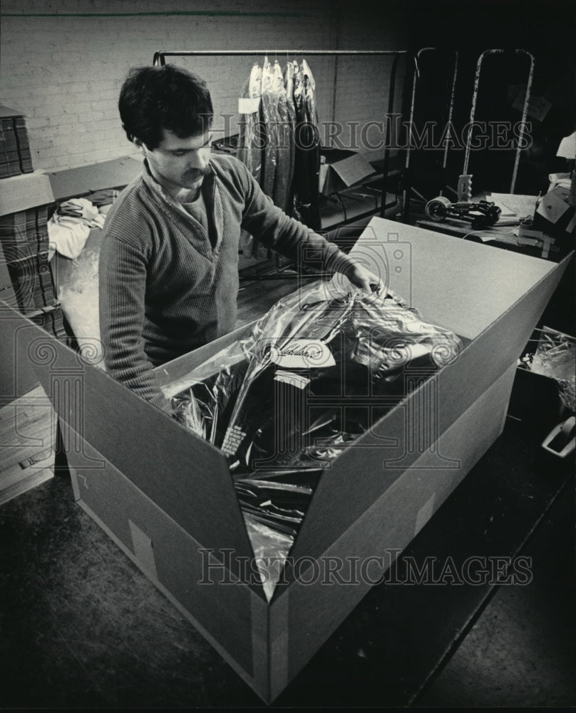 1984 Press Photo Mark A. Powers a Lakeland Manufacturing Co. employee- Historic Images