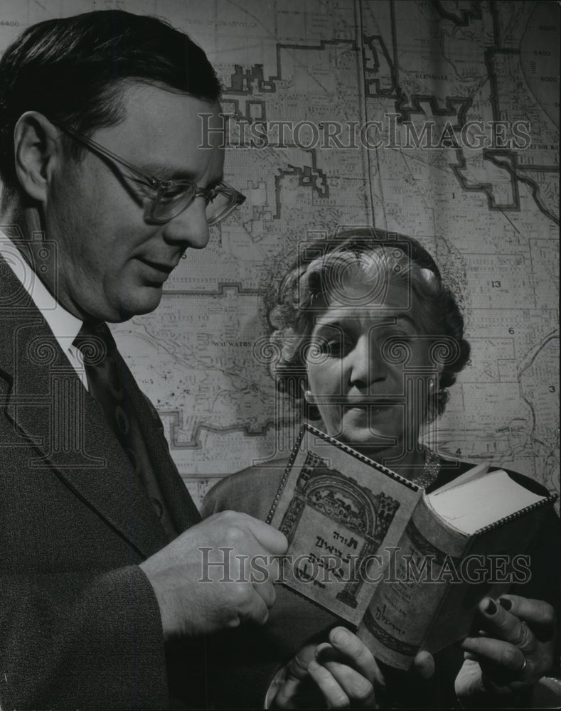 1954 Press Photo Hyman Peckarsky Presents Mayor Zeidler Hebrew Bible From Israel- Historic Images