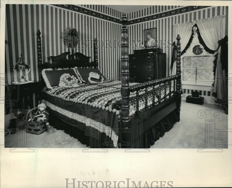 Load image into Gallery viewer, 1985 Press Photo The Magnussens's Bedroom At Lake Mills, Wisconsin - mja42888
