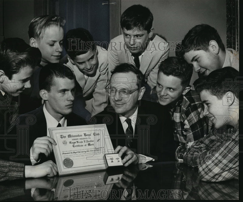 Load image into Gallery viewer, 1960 Press Photo Mayor Zeidler of Milwaukee Designates National Boys' Club Week
