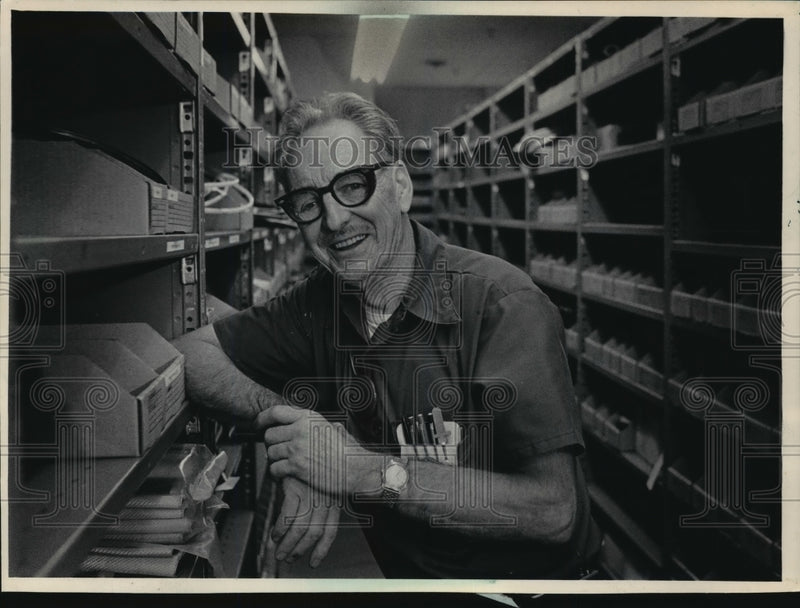 Load image into Gallery viewer, 1984 Press Photo Fred Willerton Retires from Briggs &amp; Stratton - mja43013
